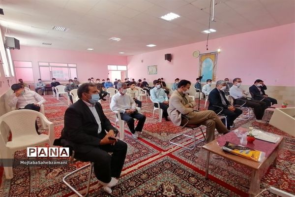 مراسم اهدای جوایز به دانش آموزان برتر آموزشی و پرورشی در دبیرستان امام خمینی( ره)