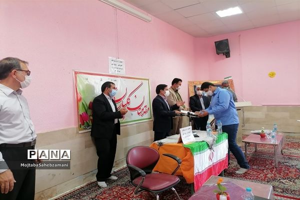 مراسم اهدای جوایز به دانش آموزان برتر آموزشی و پرورشی در دبیرستان امام خمینی( ره)