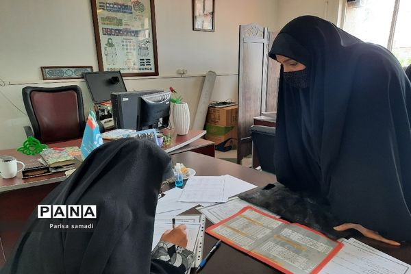 استقرار میز هدایت تحصیلی جهت مشاوره دانش آموزان منطقه ۱۳