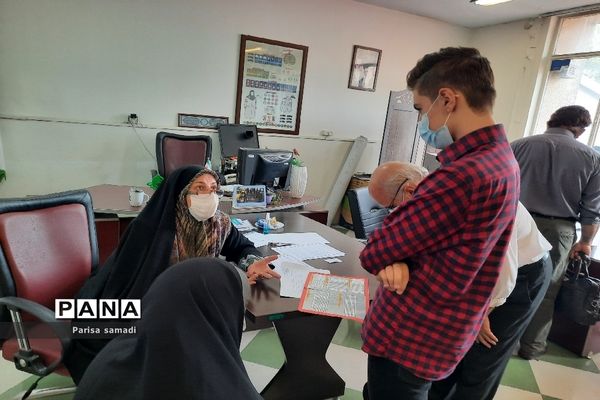 استقرار میز هدایت تحصیلی جهت مشاوره دانش آموزان منطقه ۱۳