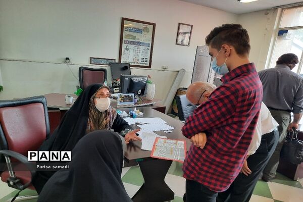 استقرار میز هدایت تحصیلی جهت مشاوره دانش آموزان منطقه ۱۳