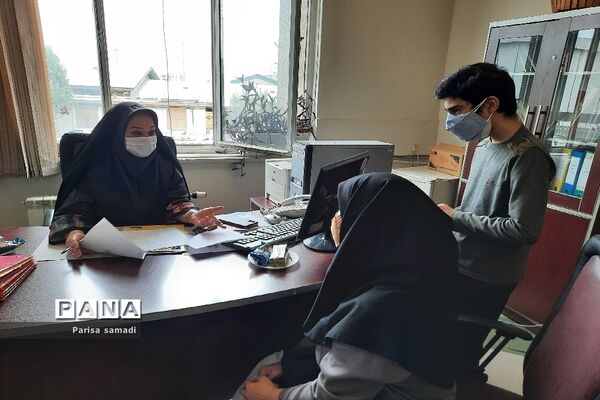استقرار میز هدایت تحصیلی جهت مشاوره دانش آموزان منطقه ۱۳