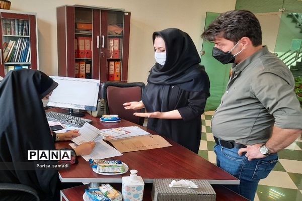 استقرار میز هدایت تحصیلی جهت مشاوره دانش آموزان منطقه ۱۳