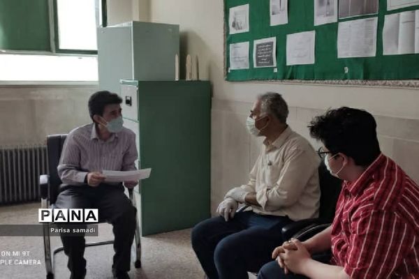 استقرار میز هدایت تحصیلی جهت مشاوره دانش آموزان منطقه ۱۳