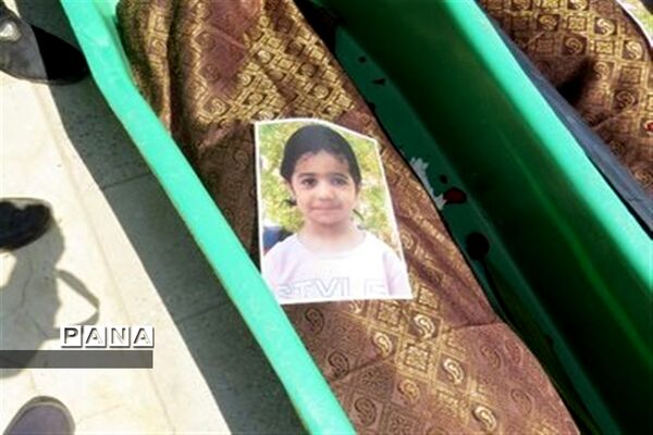 تشییع پیکر محدحسین فرج نژاد به همراه خانواده اش در گلزار شهدای ابرکوه