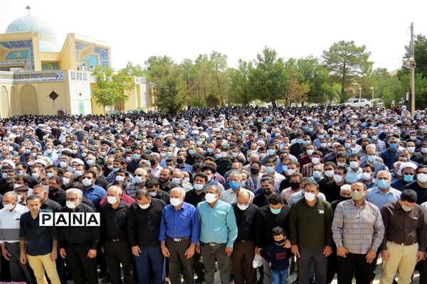 تشییع پیکر محدحسین فرج نژاد به همراه خانواده اش در گلزار شهدای ابرکوه