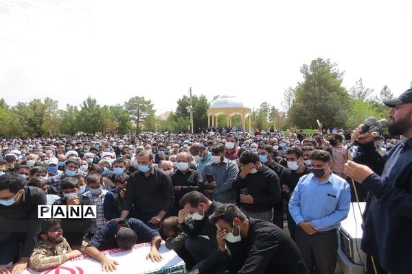 تشییع پیکر محدحسین فرج نژاد به همراه خانواده اش در گلزار شهدای ابرکوه