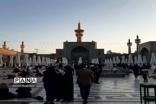 حال و هوای حرم مطهر رضوی  در دهه ولایت