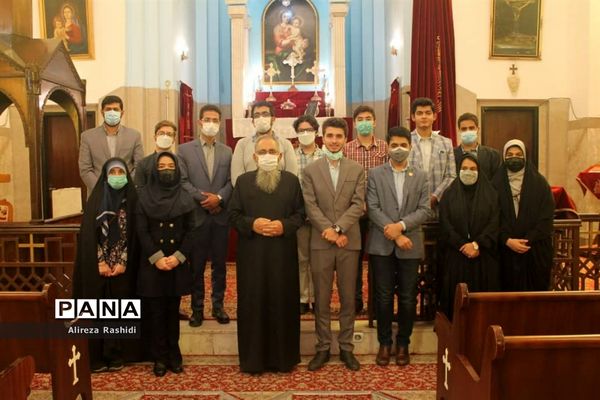 بازدید اعضای انجمن صلح و حقوق بشر جوانان از کلیسای گریگور