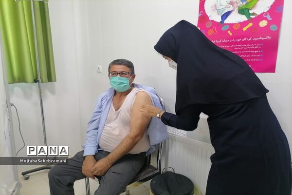 بازدید معاون پرورشی و تربیت بدنی کاشمر از تزریق واکسن کرونا به  فرهنگیان