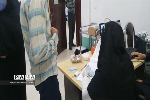بازدید معاون پرورشی و تربیت بدنی کاشمر از تزریق واکسن کرونا به  فرهنگیان