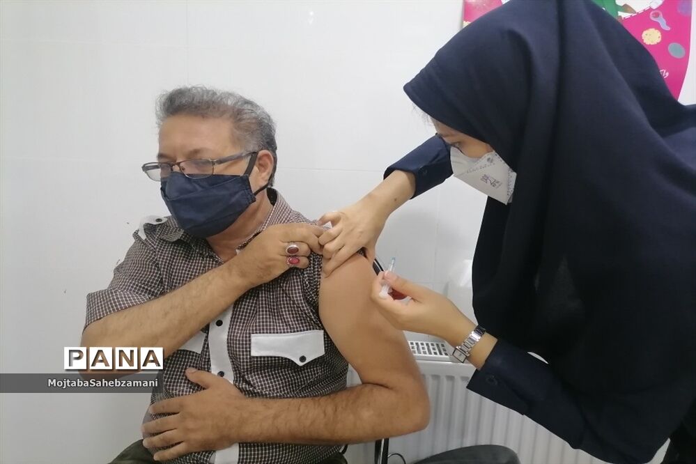 بازدید معاون پرورشی و تربیت بدنی کاشمر از تزریق واکسن کرونا به  فرهنگیان