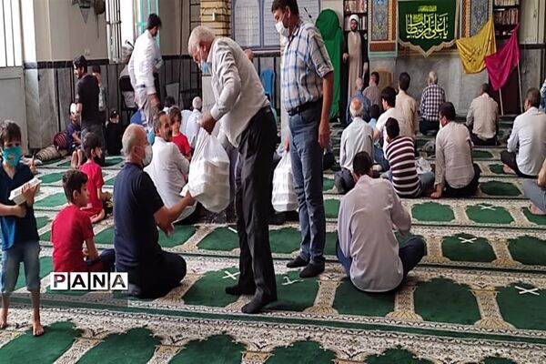 توزیع طهام در بین مردم به مناسبت عید غدیرخم