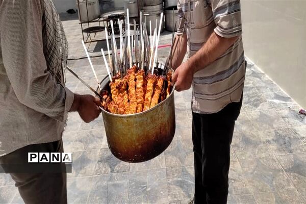 توزیع طهام در بین مردم به مناسبت عید غدیرخم