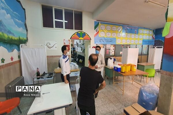 آماده‌سازی محل واکسیناسیون فرهنگیان در شهرستان بهارستان