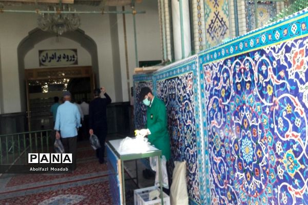 رعایت دستورالعمل‌های بهداشتی زائرین، در حرم مطهر امام رضا(ع)