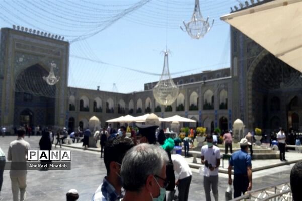 رعایت دستورالعمل‌های بهداشتی زائرین، در حرم مطهر امام رضا(ع)