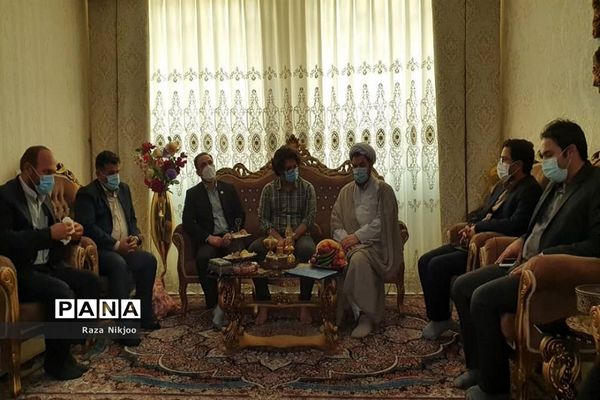 تقدیر از رتبه‌های برتر کنکور سراسری در آموزش و پرورش ناحیه یک بهارستان