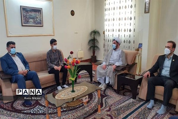 تقدیر از رتبه‌های برتر کنکور سراسری در آموزش و پرورش ناحیه یک بهارستان