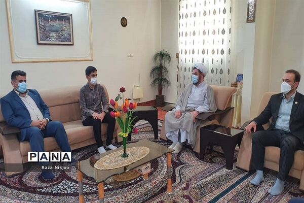 تقدیر از رتبه‌های برتر کنکور سراسری در آموزش و پرورش ناحیه یک بهارستان