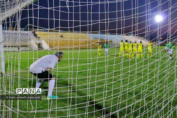 مسابقه فوتبال بین دو تیم پیشکسوتان آموزش و پرورش و باشگاه نفت امیدیه