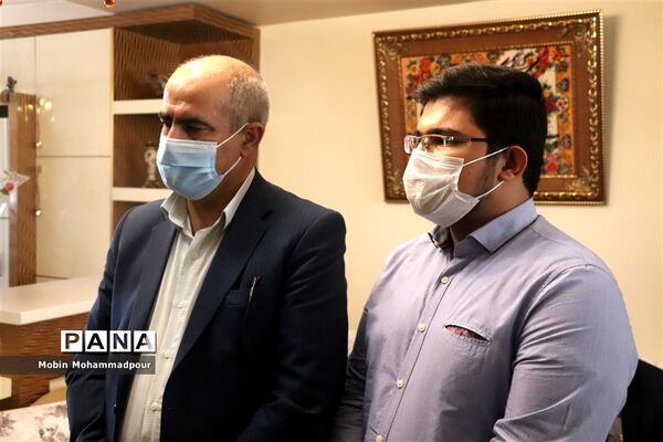 تجلیل مدیر‌کل آموزش و پرورش آذربایجان شرقی از رتبه 1 کنکور تجربی 1400