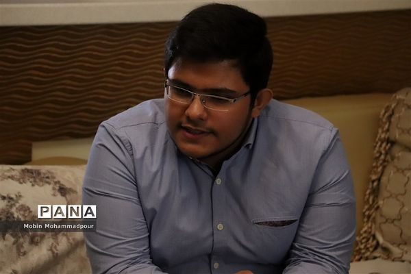 تجلیل مدیر‌کل آموزش و پرورش آذربایجان شرقی از رتبه 1 کنکور تجربی 1400