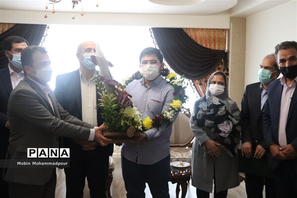 تجلیل مدیر‌کل آموزش و پرورش آذربایجان شرقی از رتبه 1 کنکور تجربی 1400