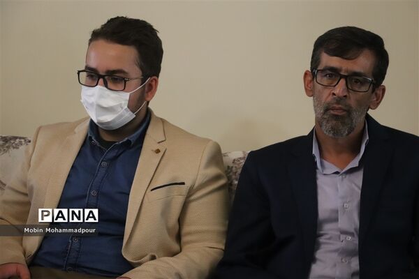 تجلیل مدیر‌کل آموزش و پرورش آذربایجان شرقی از رتبه 1 کنکور تجربی 1400