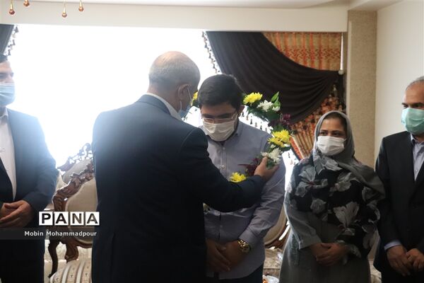 تجلیل مدیر‌کل آموزش و پرورش آذربایجان شرقی از رتبه 1 کنکور تجربی 1400