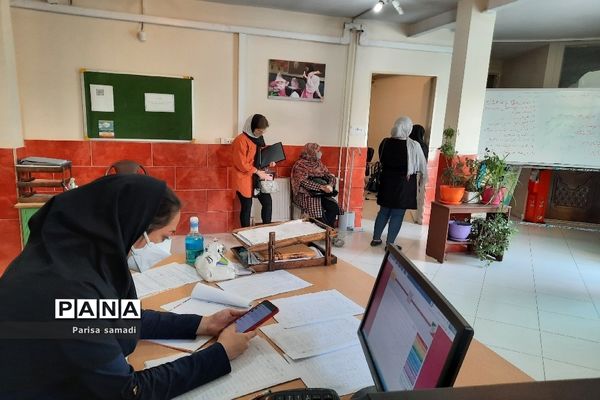 بازدید مدیر آموزش و پرورش منطقه ۱۳ از پایگاه‌های مشاوره کنکور ۱۴۰۰