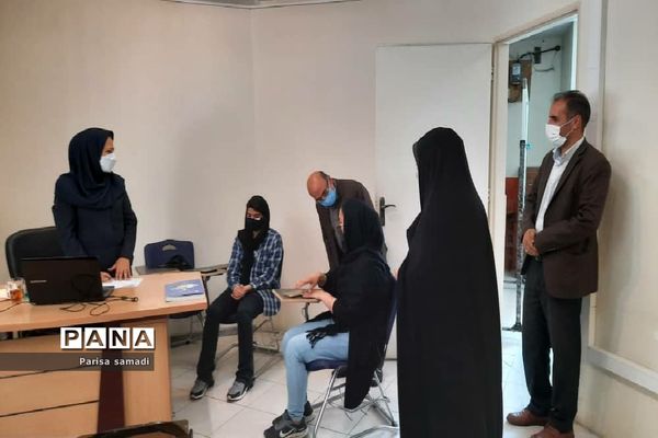 بازدید مدیر آموزش و پرورش منطقه ۱۳ از پایگاه‌های مشاوره کنکور ۱۴۰۰