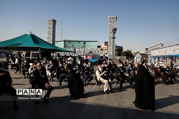 بازدید شهردارو رییس شورای شهر تهران از نمایشگاه عطر سیب