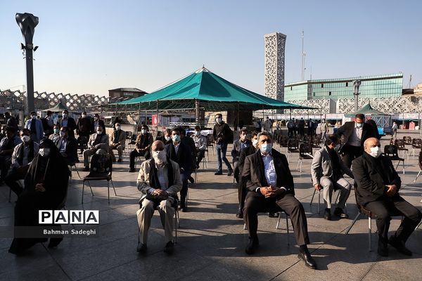 بازدید شهردارو رییس شورای شهر تهران از نمایشگاه عطر سیب