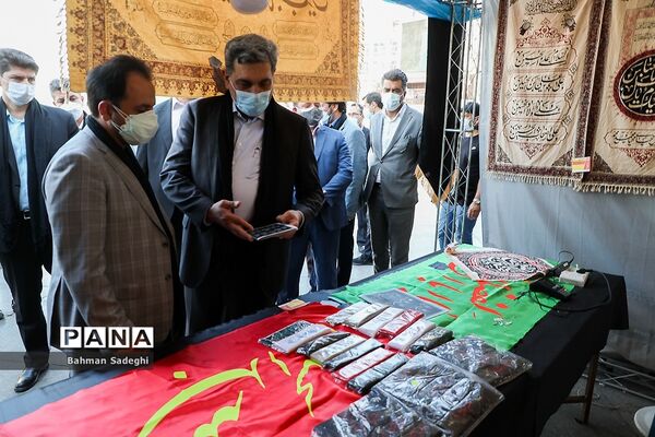 بازدید شهردارو رییس شورای شهر تهران از نمایشگاه عطر سیب