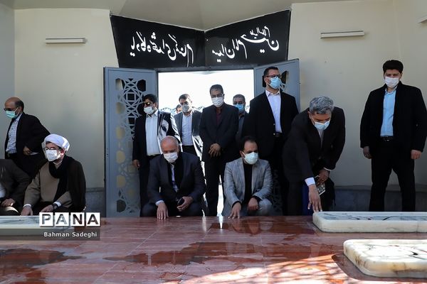 بازدید شهردارو رییس شورای شهر تهران از نمایشگاه عطر سیب