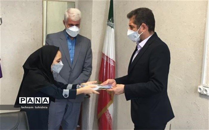 جلسه تجلیل از دانش‌آموز برتر در مسابقه پرسش استاندار برگزار شد