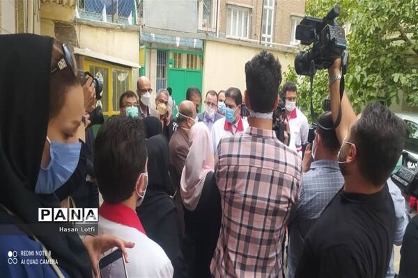 بازدید رییس ستاد کرونای استان تهران از مرکز واکسیناسیون فرهنگیان منطقه ۱۱