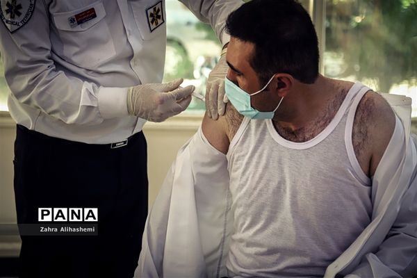 واکسیناسیون فرهنگیان در مدرسه ماندگار البرز