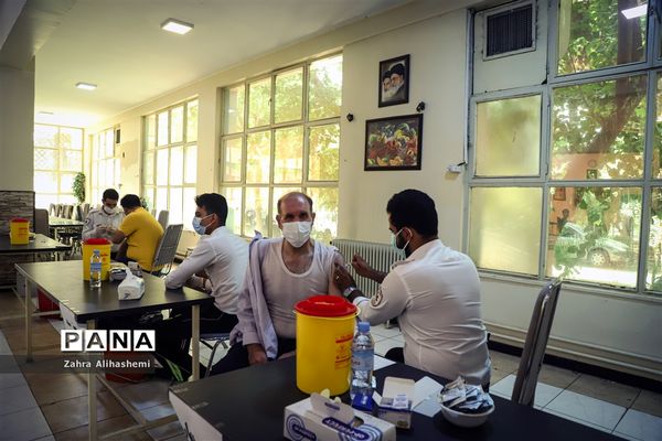 واکسیناسیون فرهنگیان در مدرسه ماندگار البرز