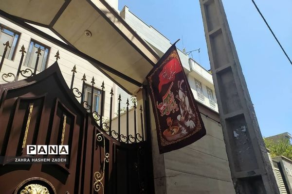 اهتزاز پرچم عزای امام‌حسین (ع) در معابر شهر