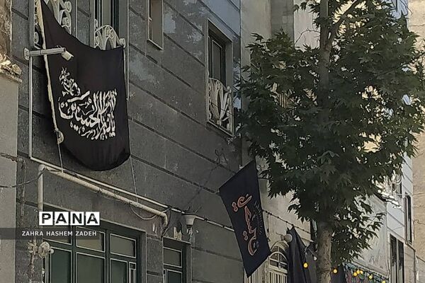 اهتزاز پرچم عزای امام‌حسین (ع) در معابر شهر