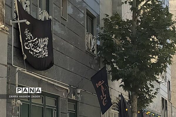 اهتزاز پرچم عزای امام‌حسین (ع) در معابر شهر