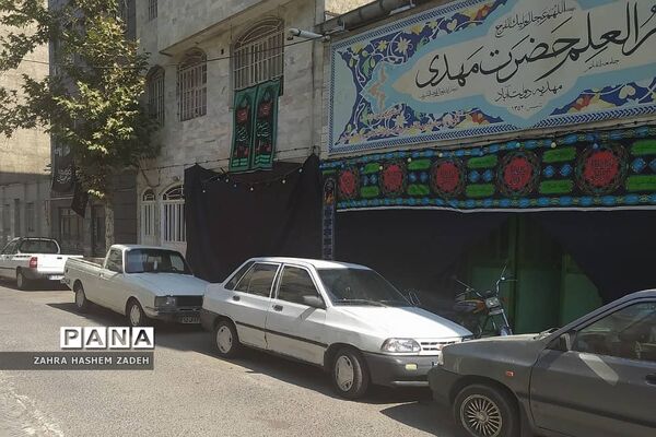 اهتزاز پرچم عزای امام‌حسین (ع) در معابر شهر