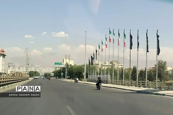 اهتزاز پرچم عزای امام‌حسین (ع) در معابر شهر