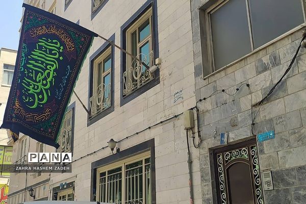اهتزاز پرچم عزای امام‌حسین (ع) در معابر شهر