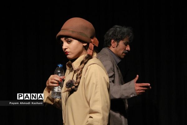 اجرای نمایش خیانت انیشتین