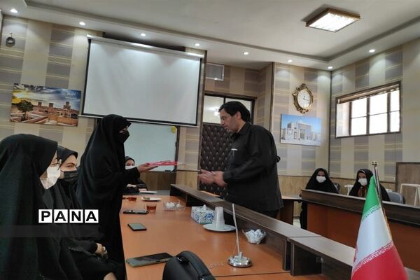 تجلیل اعضای شورای شهر ابرکوه از خبرنگاران فعال پانا