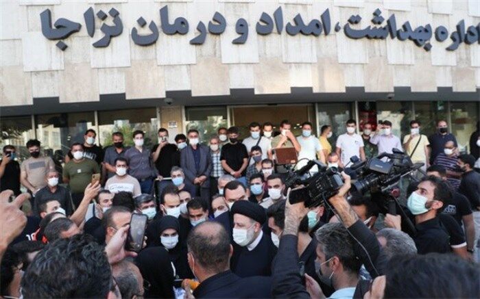 بازدید رئیسی از داروخانه ۲۹ فروردین تهران