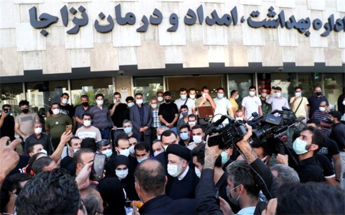 بازدید رئیسی از داروخانه ۲۹ فروردین تهران
